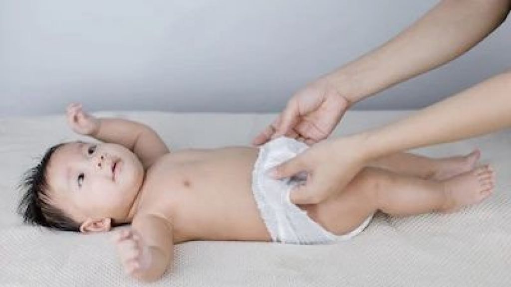 Viral Suami Ganti Popok Bayi Setelah 200 Gram, Dokter Jelaskan yang Sebaiknya Dilakukan