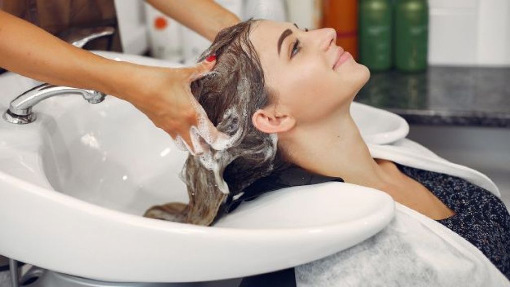 Tak Hanya Membuat Relax, Ini Manfaat Lain Creambath untuk Kesehatan Rambut