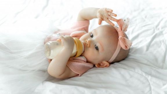 Deretan Cara untuk Mencegah Kepala Peyang pada Bayi, Moms Wajib Tahu Nih!