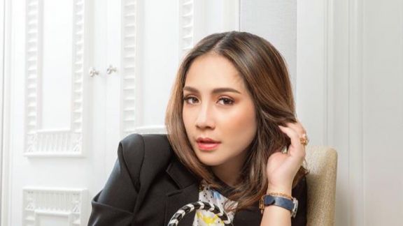 Hijab Nagita Slavina Seharga Rp13 Juta Undang Komentar Kocak Warganet: Padahal Kainnya Kayak Saringan Tahu!
