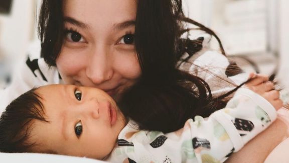 Dituding Tak Ajarkan Anak Berdoa Sebelum Makan, Asmirandah Beri Jawaban Menohok: yang Kayak Gini Gak Usah Ditanyain Kali