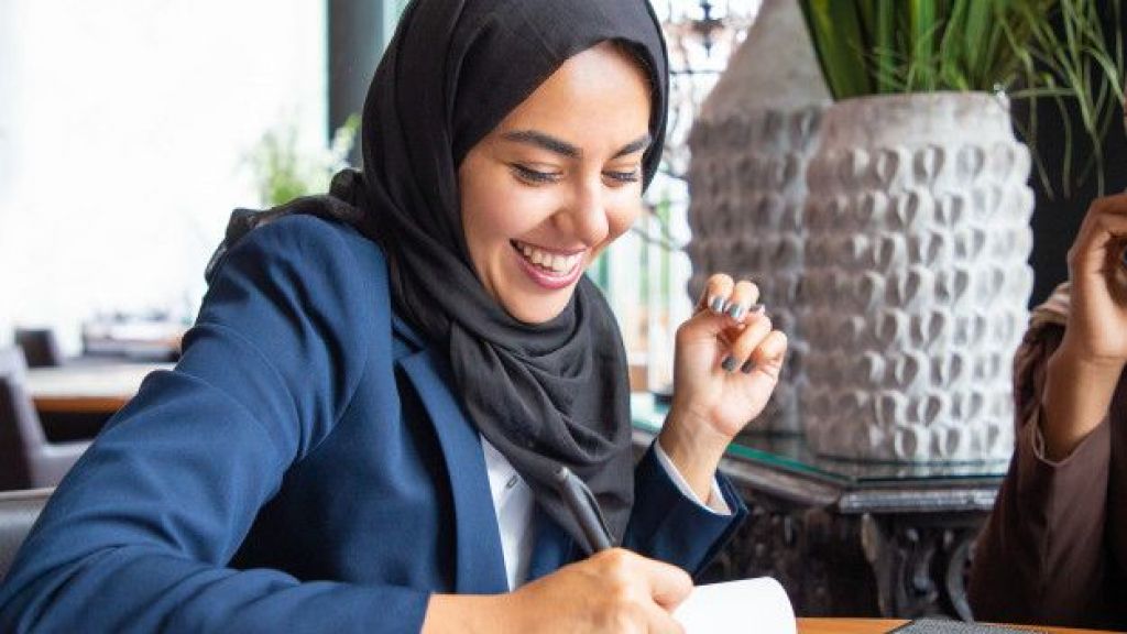 Tips Menggunakan Hijab untuk Pemilik Wajah Bulat, Bisa Terlihat Lebih Tirus Lho Beauty
