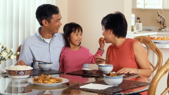 Sering Dianggap Remeh, Makan Bersama Ternyata Memiliki Manfaat Baik untuk Kesehatan Fisik dan Mental Anak Lho Moms, Apa Saja?