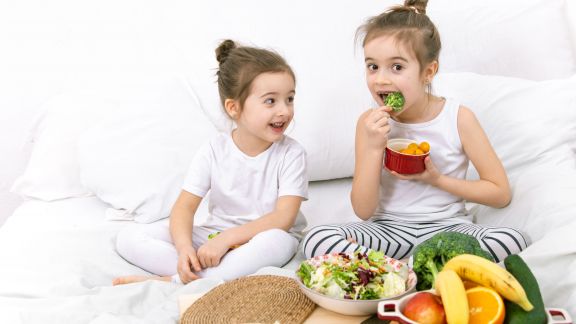 Pengen Punya Anak yang Cerdas? 4 Jenis Makanan Ini Efektif Bantu Perkembangan Otak si Kecil Lho Moms, Yuk Intip!
