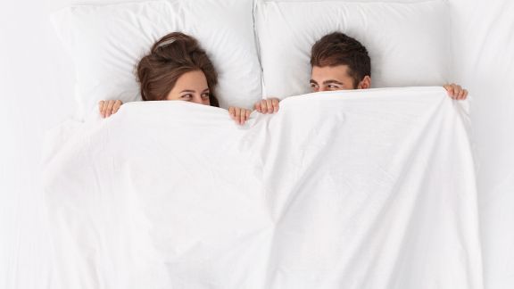 Uwu, Ini 4 Tips Tidur Bareng Pasangan yang Harus Dicoba! Bisa Bikin Hubungan Makin Awet Lho...