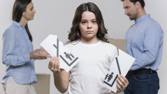 6 Cara yang Perlu Dilakukan untuk Menjelaskan Perceraian Pada Anak, Simak Moms!