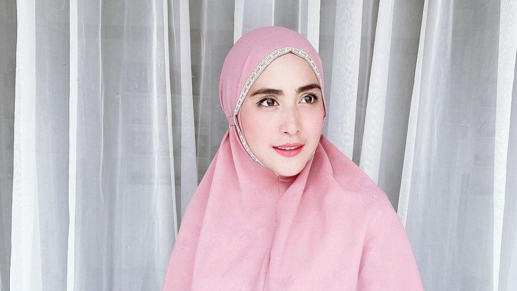 April Jasmine Dicibir Netizen Gegara Sering Joget Tiktok, Istri Ahli Agama Itu Cuek Bebek: Biasa Aja!