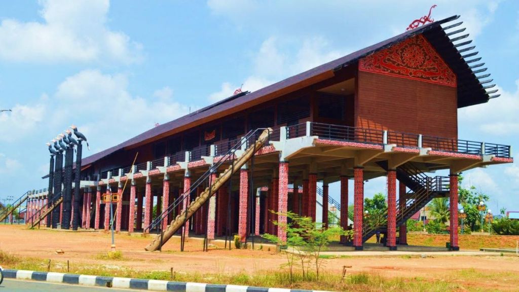 Mengintip Megahnya Rumah Radakng, Rumah Adat Suku Dayak yang Panjangnya Capai 200 Meter!