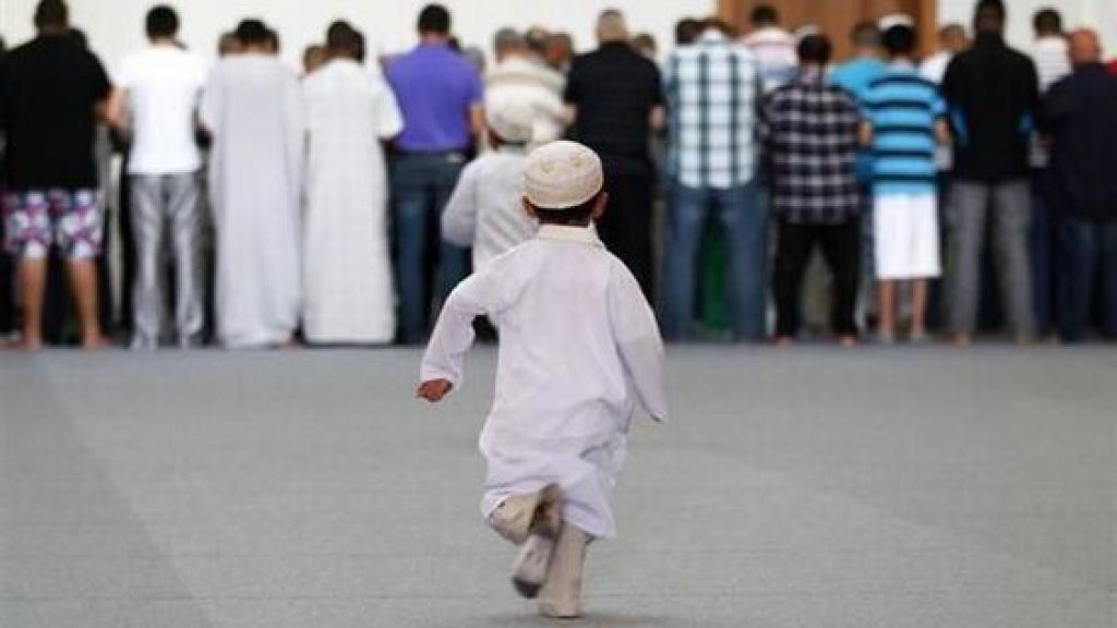 Biar Gak Rewel, Ini 3 Tips Mengajak Anak Salat Tarawih ke Masjid, Simak Baik-baik Moms!