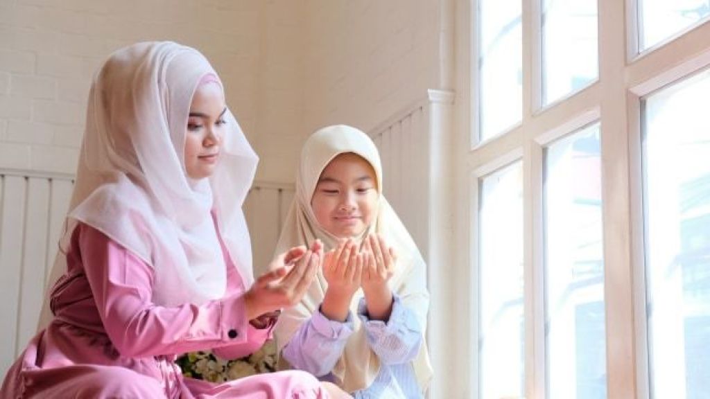 Moms, Ini 3 Doa yang Bisa Diajarkan pada Anak di Bulan Ramadan