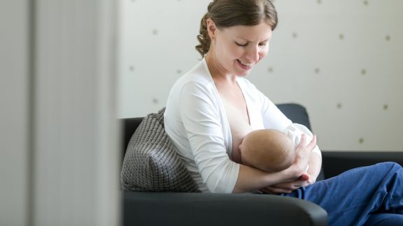 Benarkah Menyusui Si Kecil Bisa Bantu Turunkan Berat Badan Ibu?
