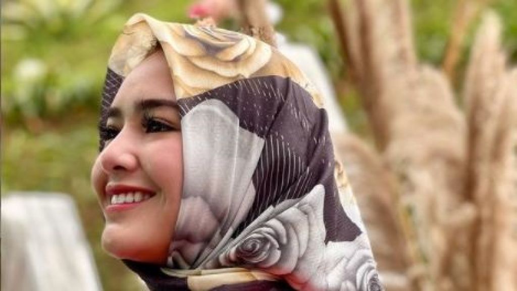 Tampil Cantik dengan Hijab, Amanda Manopo Dibanjiri Pujian