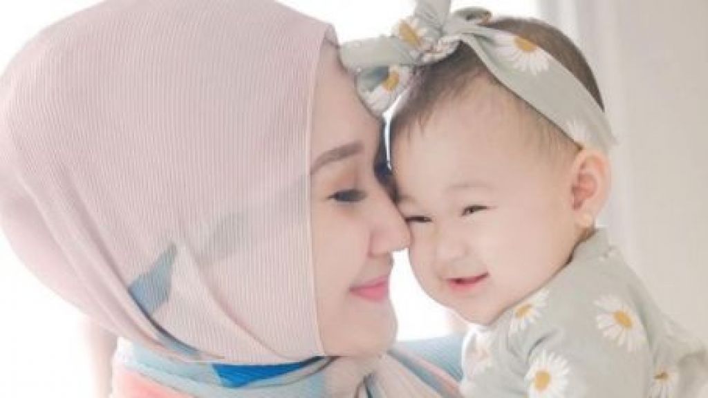 Murah Senyum! Ini Potret Gemas Baby Rumi Anak Dian Pelangi Saat Kenakan Hijab