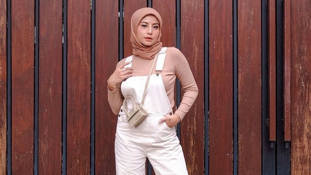 Bikin Pangling! Awkarin Tampil Syar'i Pakai Hijab di Bulan Ramadan, Netter Beri Pujian: Cantik Kalau Pake Gini