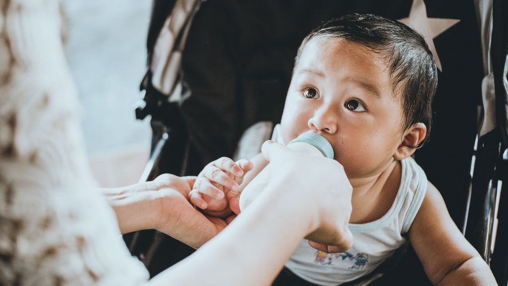 Mengapa Bayi Dilarang Minum Air Putih Ya?