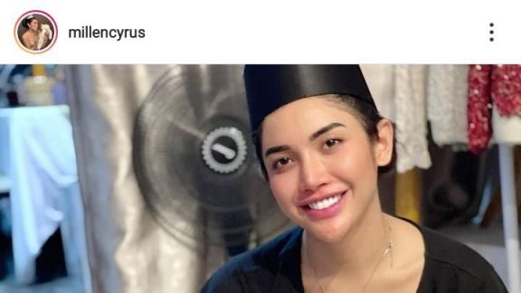 Millen Cyrus Kenakan Peci dan Sarung: Aku Bangga Diriku Seperti Ini, Netizen Berikan Dukungan