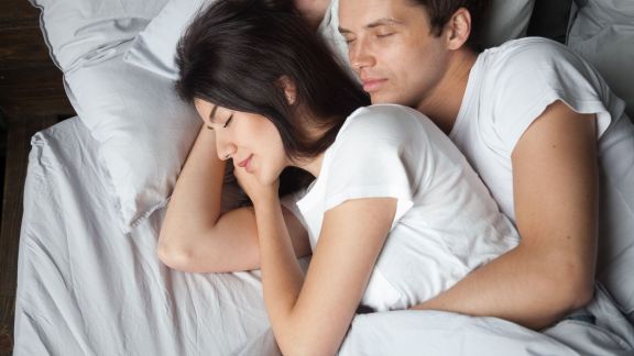 Begini Tips Tidur Bersama Pasangan, Biar Menambah Kemesraan dan Benih Cinta