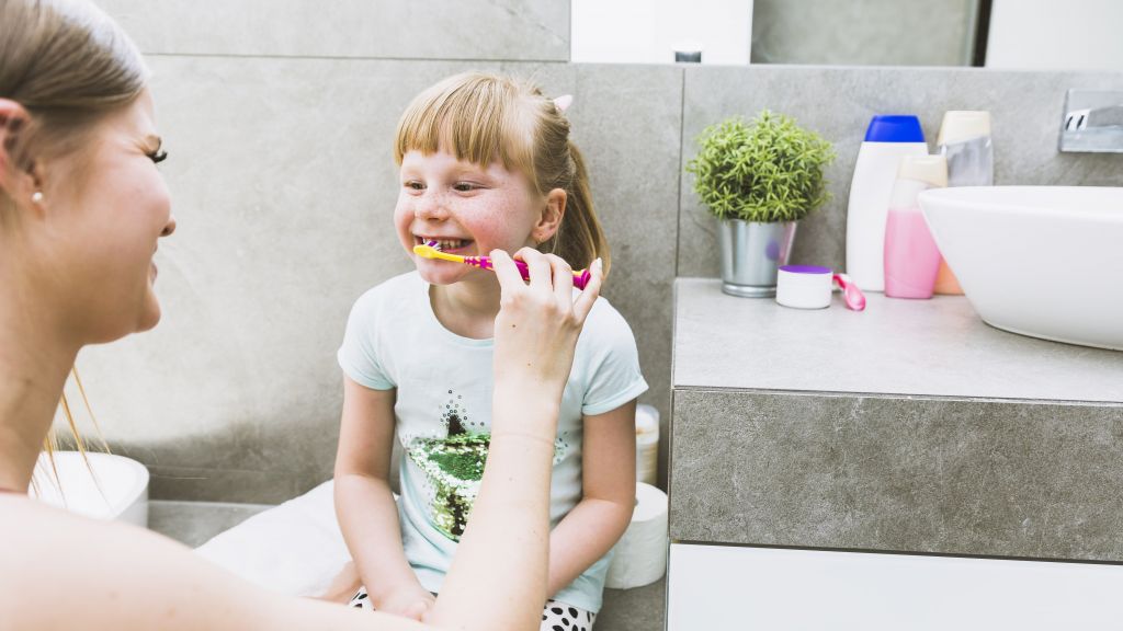 Harus Hati-hati, Inilah 4 Tips Sikat Gigi Si Kecil yang Baru Tumbuh, Ternyata Gak Boleh Lakukan Ini Moms!