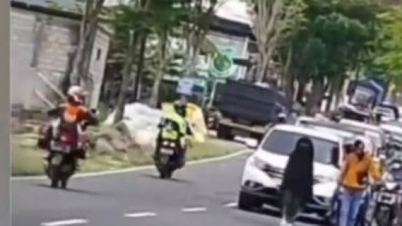 Viral Wanita Bercadar Ini Ngambek dan Bikin Macet Jalanan, Netizen: Beban