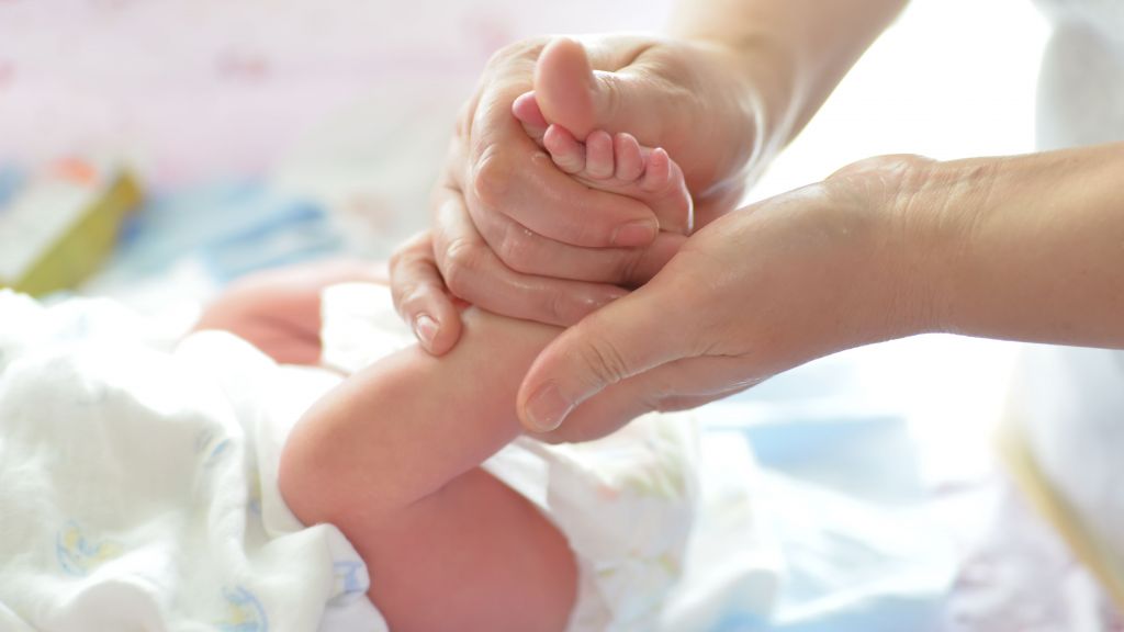 5 Rekomendasi Baby Oil yang Bisa Moms Coba, Dijamin Aman untuk Kulit Bayi!