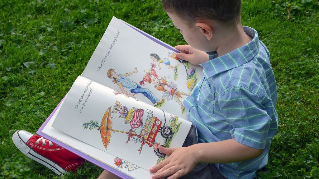 Jangan Emosi Dulu Moms, Coba Lakukan 5 Cara Ampuh Ini untuk Ajari Anak Membaca