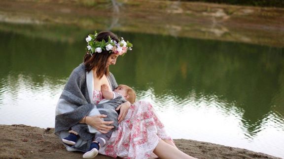 Berjuta Manfaat, Lakukan 7 Tips Menjemur Si Baby Sambil Disusui Ini Moms!