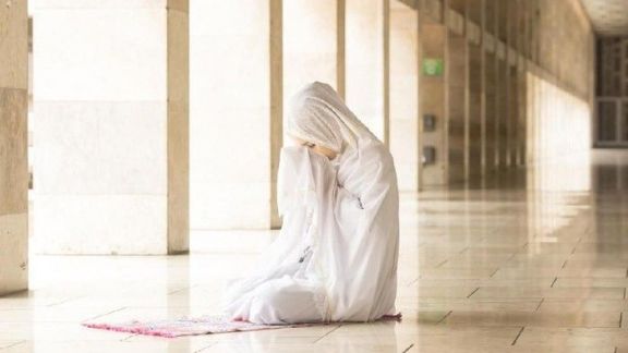 Bikin Geger! Viral Wanita Hijab Unggah Momen Salat Pakai Lagu Rohani Kristen