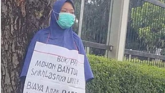 Bikin Mewek! Wanita Ini Rela Galang Dana Demi Anaknya Sekolah di Pinggir Jalan, Netizen: Salut...