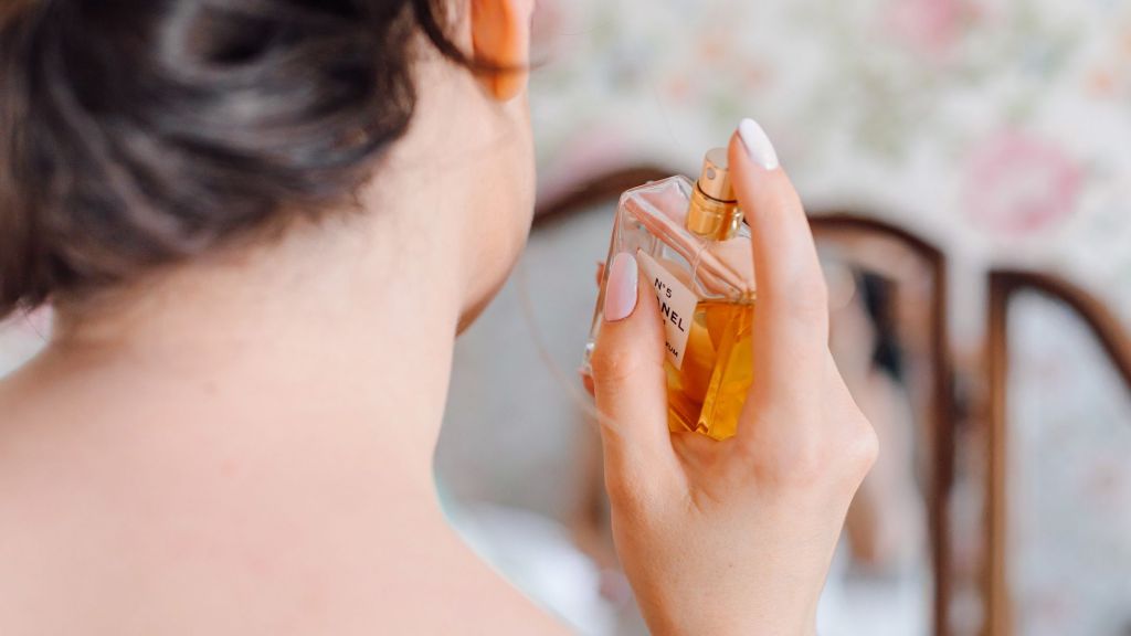 Dijamin Gak Bau Keringat, Simak 6 Cara Pakai Parfum Biar Wangi Seharian, Perhatikan Area Penyemprotannya ya Beauty!
