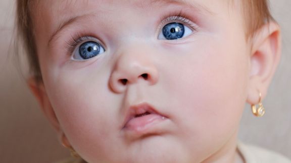 Kapan Waktu Terbaik untuk Menindik Telinga Bayi?