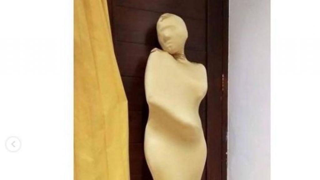 Parah Banget! Wanita Ini Sengaja Dibungkus Mirip Mumi oleh Suaminya, Netizen: Fetishnya Serem!