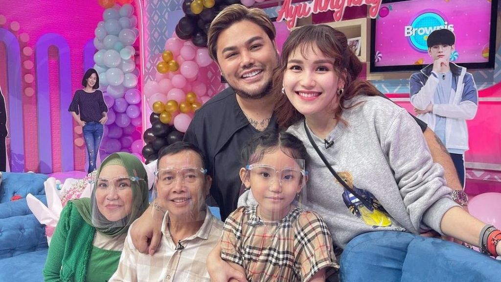 Ivan Gunawan 'Tutup Kuping' Ditodong Ayah Rozak untuk Segera Nikahkan Ayu Ting Ting: Mau Gak Sama Anak Ayah?