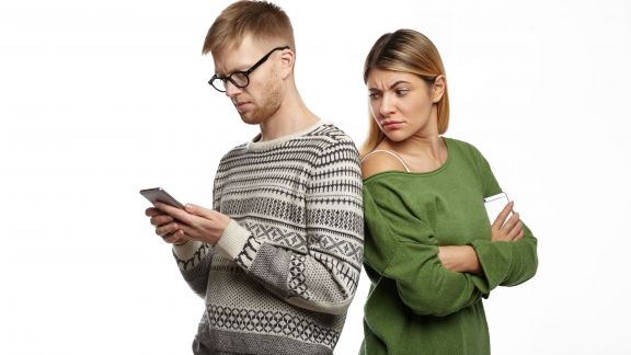 Coba Cek Yuk, Jika 5 Hal Ini Dilakukan Pasanganmu di Ponselnya Berarti Dia Selingkuh Lho!