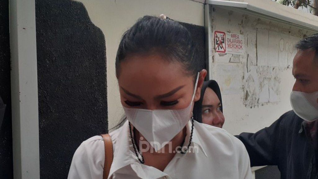 Vicky Prasetyo Dituntut 8 Bulan Penjara, Air Mata Kalina Oktarani Tumpah Ruah