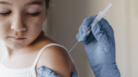 Alhamdulillah! Moms Bisa Bernapas Lega, Vaksinasi COVID-19 Anak Usia 6 sampai 11 Tahun Dimulai Hari Ini, Lihat Daftar Wilayahnya Yuk