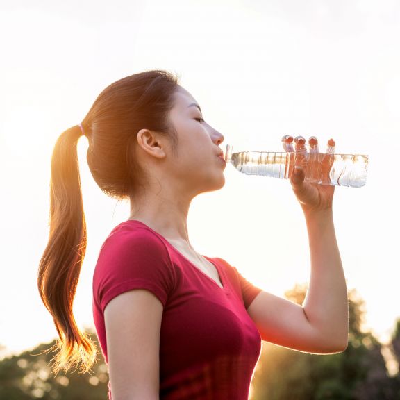 Hanya Dengan Minum Air Putih 7 Manfaat  Kecantikan Ini akan Kamu Dapatkan, Salah Satunya Regenerasi Kulit!