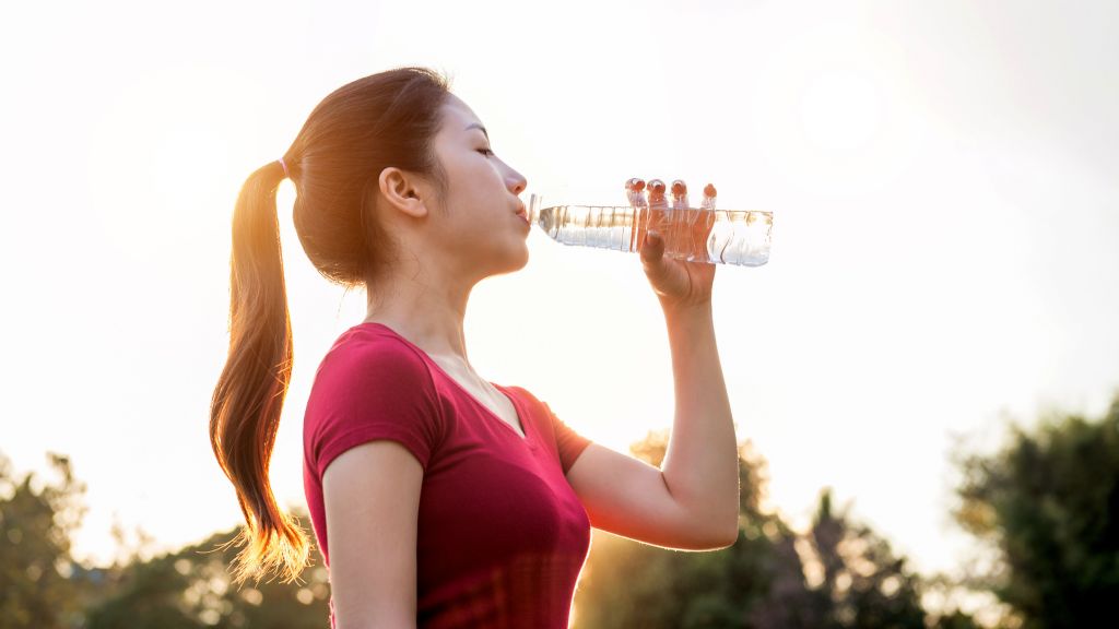 Banyak Minum Air Putih Memang Menyehatkan, Tapi Tiati Overhidrasi, Yuk Kenali Tanda dan Dampaknya untuk Kesehatan