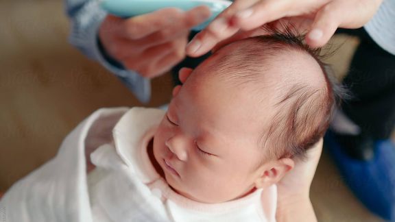 Jangan Bingung Lagi Ya Moms, Ini Waktu yang Tepat untuk Cukur Rambut Bayi!