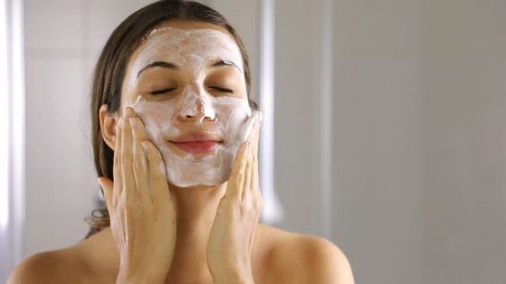 5 Tips Mencuci Muka yang Benar Agar Terhindar dari Penuaan Dini