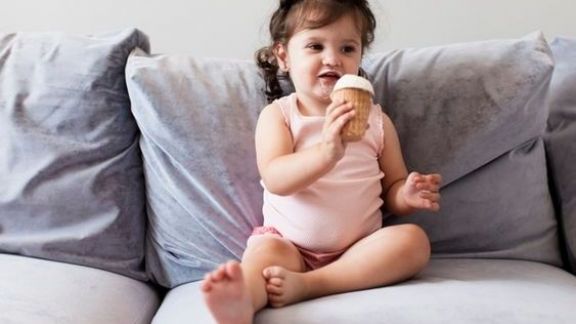 Si Kecil Nangis Minta Es Krim? Moms, Jangan Sembarang Kasih Makanan Manis pada Anak, Ini Alasannya