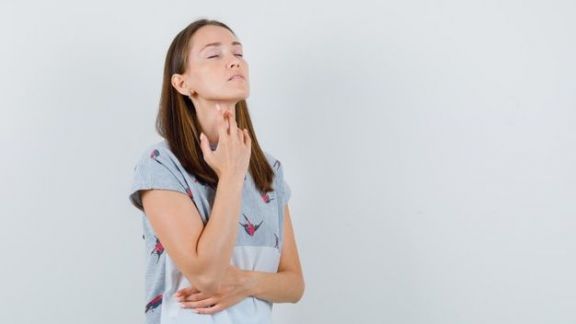Merasa Sakit Tenggorokan saat Bangun Tidur? Awas, Ini 5 Penyebab yang Harus Diwaspadai!