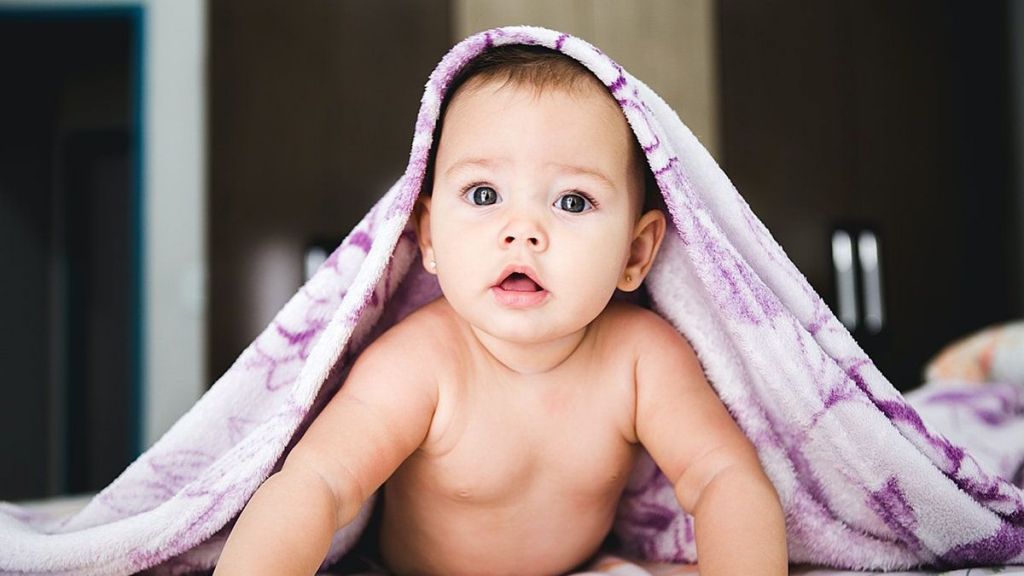 Jarang Disadari, Ini 3 Bahaya Bedak Tabur untuk Bayi yang Perlu Diketahui, Hati-hati Moms!
