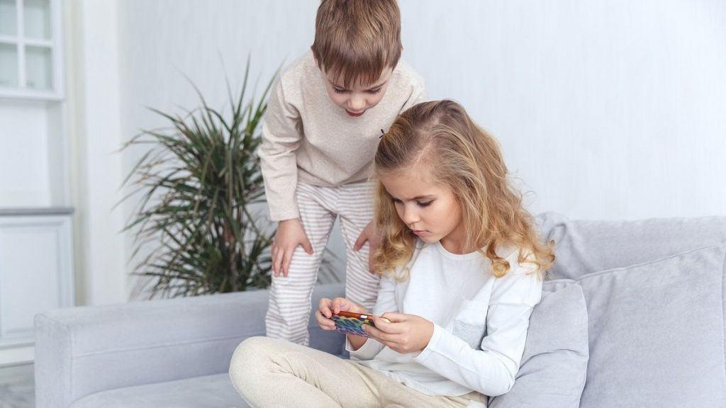 4 Cara Ini Tokcer Bikin Anak Gak Kecanduan Main Game Online, Bisa Bahayakan Tumbub Kembangnya Lho Moms!
