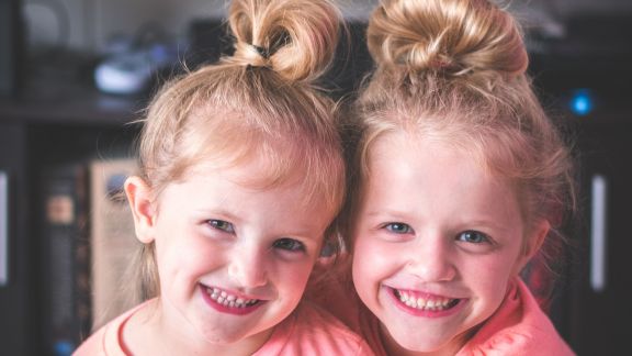 Syok! Rupanya Gak Melulu Lahir Barengan, Ini 4 Fakta Soal Anak Kembar yang Gak Banyak Diketahui! Sudah Tahu Belum?