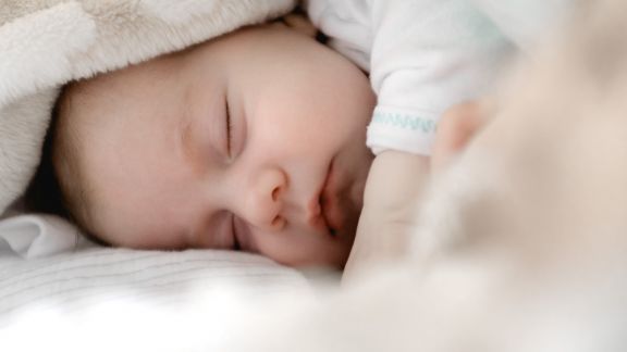 Dream Feeding Bisa Bikin Bayi Tidur Lebih Nyenyak, Dokter Spill Cara Melakukannya, Mudah Kok Moms!