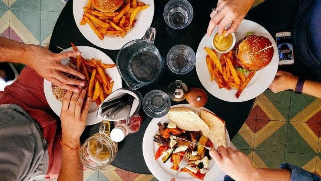 Aturan Makan di Tempat 20 Menit Tuai Pro Kontra, Sebenarnya Bahaya Nggak Sih Makan Dalam Waktu yang Cepat? Ini Kata Ahli