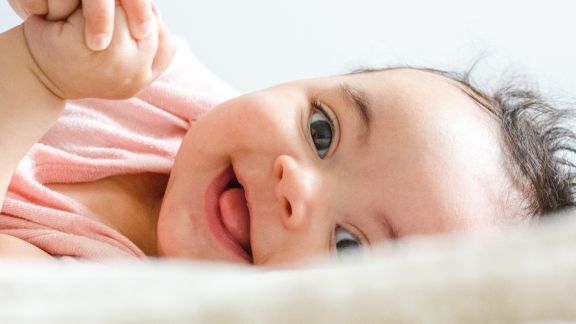40 Inspirasi Nama Bayi Perempuan dengan Arti Tenang, Adem Banget Moms Namanya!