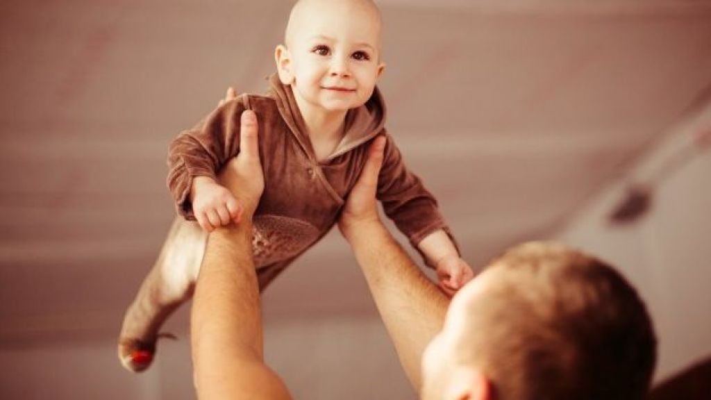 6 Fakta Shaken Baby Syndrom: Permainan dengan Mengguncang Badan Anak, Berbahaya Lho Moms!