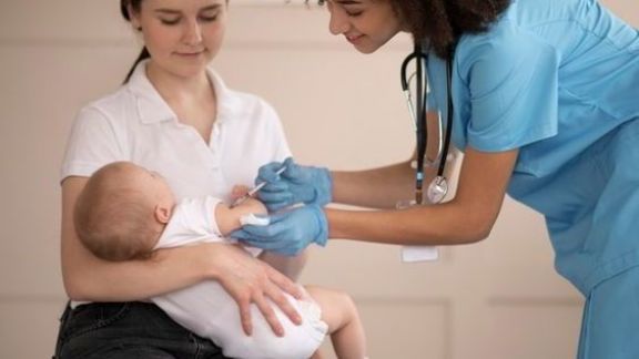 Meski Masih Pandemi Covid-19, Jangan Tunda Imunisasi untuk Si Kecil Ya Moms! Ini Bahayanya…
