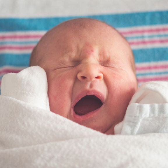 5 Bahaya Menindik Telinga Anak Sejak Bayi, Ternyata Fatal Banget